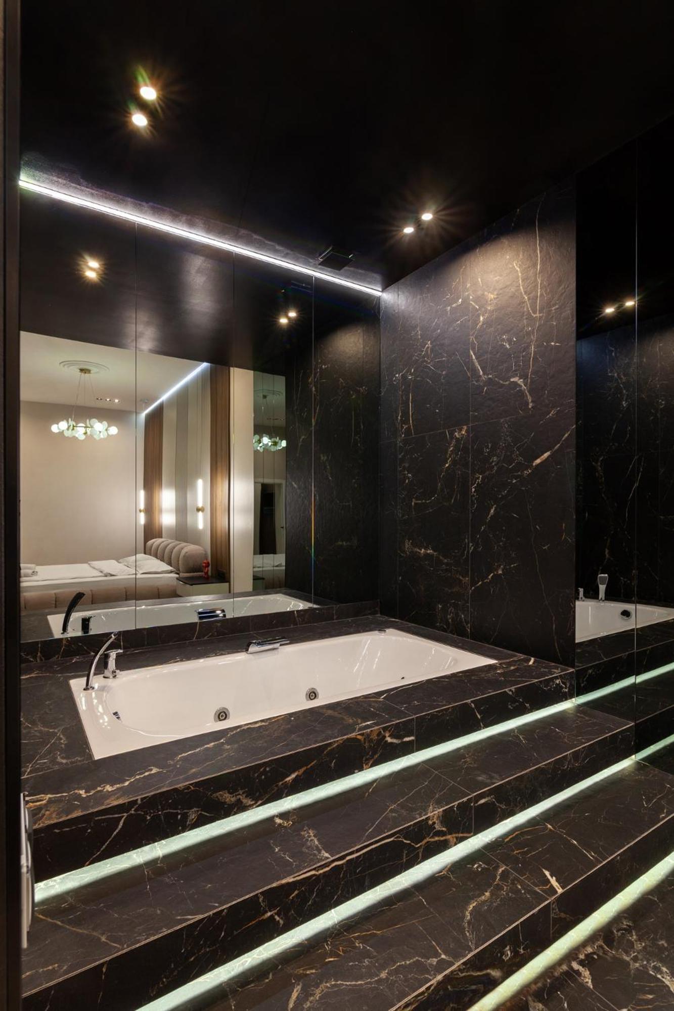 Leogrand Jacuzzi On Malaniuka 2 Apartman Lviv Kültér fotó
